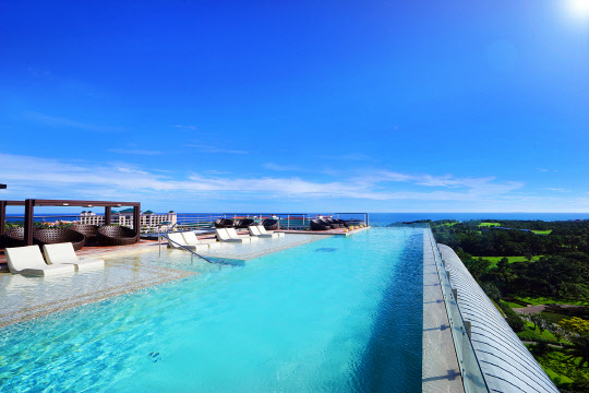 켄싱턴 제주 호텔이 '얼리 서머 패키지'를 6월 1일부터 7월 19일까지 운영한다고 밝혔다. 얼리 서머 패키지는 좀더 여유롭게 여름휴가를 즐길 수 있도록 디럭스룸에서 편안한 휴식과 함께 호텔 4개의 레스토랑 중 원하는 곳에서 아침 또는 점심을 선택해 즐길 수 있다. 켄싱턴 제주 호텔 제공